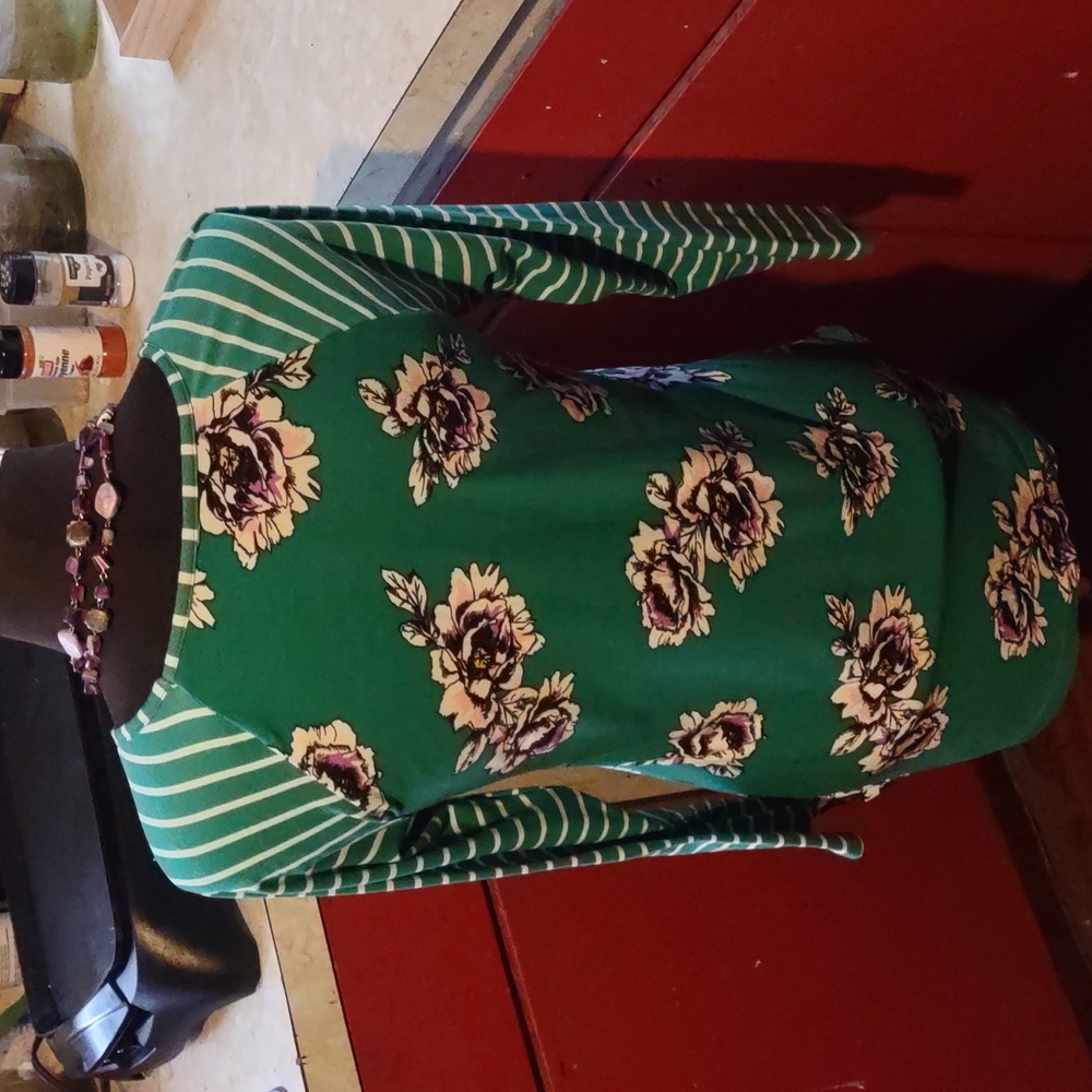 Spring/Summer Eye Candy Essentials Floral Green Women's Top with Necklace - Picture 8 of 12